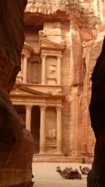 Petra: Blick aus dem Siq auf das Schatzhaus